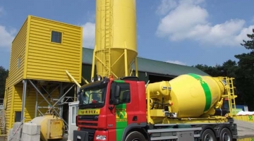 Vrachtwagen containerauto met betonmixer